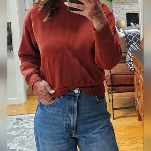 Short rust sweatshirt